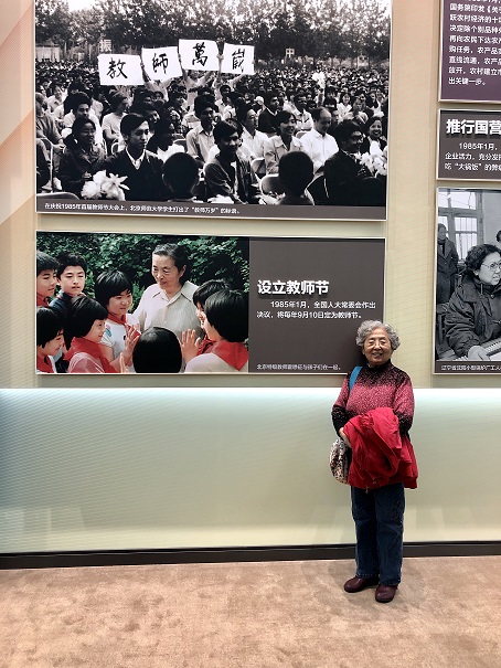20191030157240203611703189.jpg 朱桂茹在教师万岁图片前照片.jpg