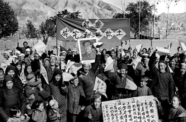 1951年，青海民和县，分得土地的农民欢呼土改胜利完成。人民视觉学习强国.jpg